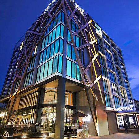 Art Mai Gallery Nimman Hotel Чиангмай Экстерьер фото The hotel at night