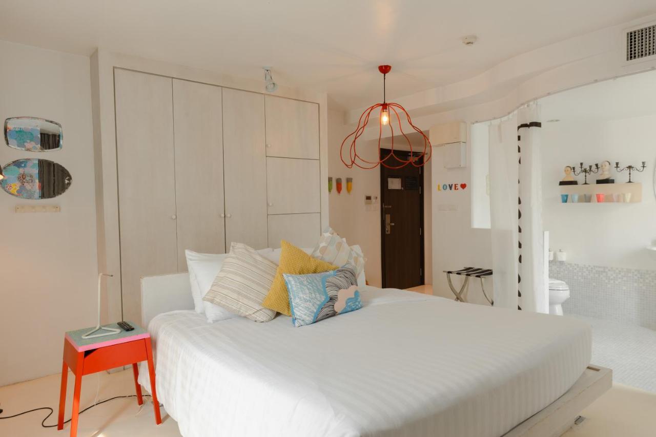Art Mai Gallery Nimman Hotel Чиангмай Экстерьер фото A bedroom in a micro apartment