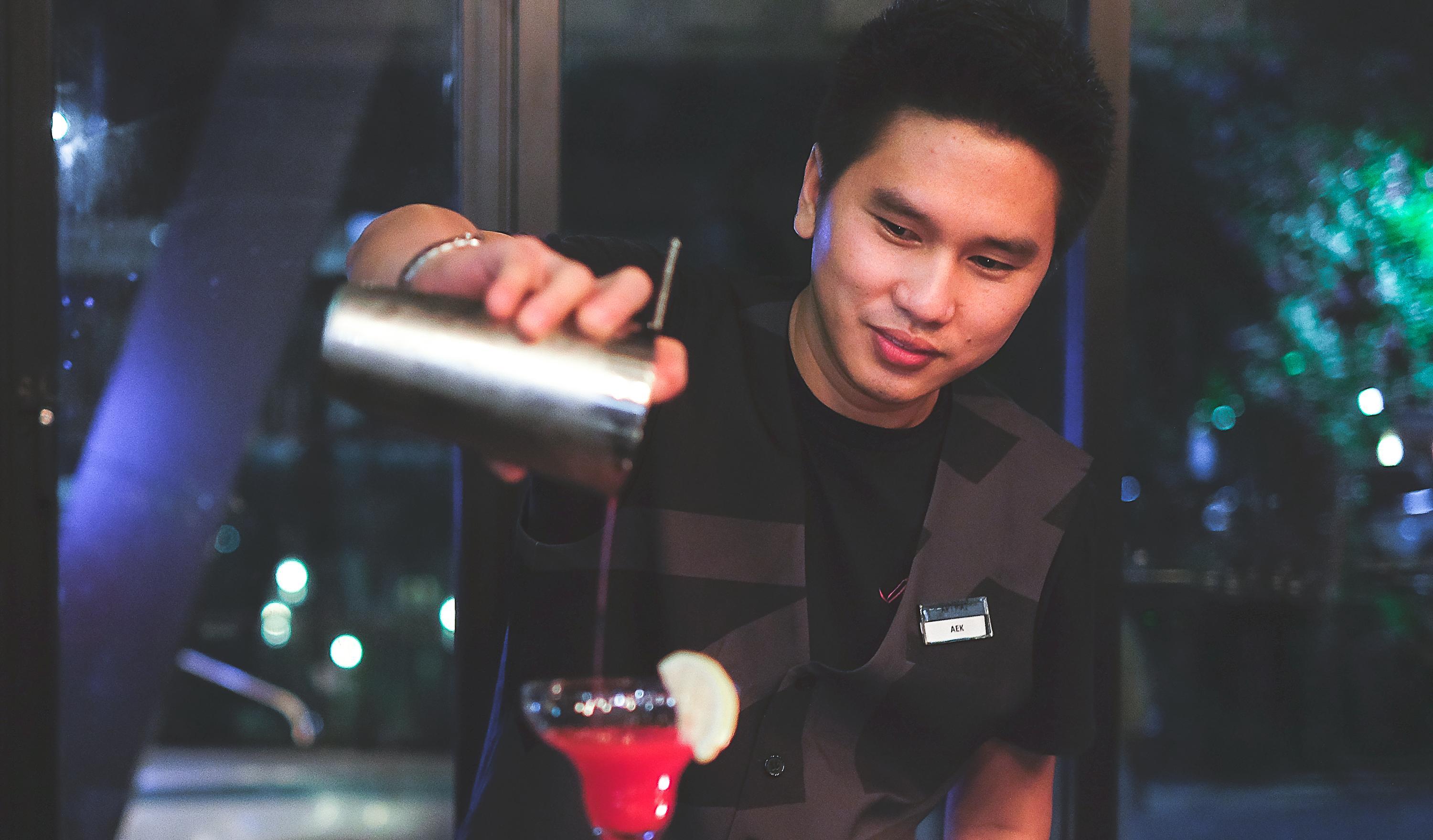 Art Mai Gallery Nimman Hotel Чиангмай Экстерьер фото A bartender at work