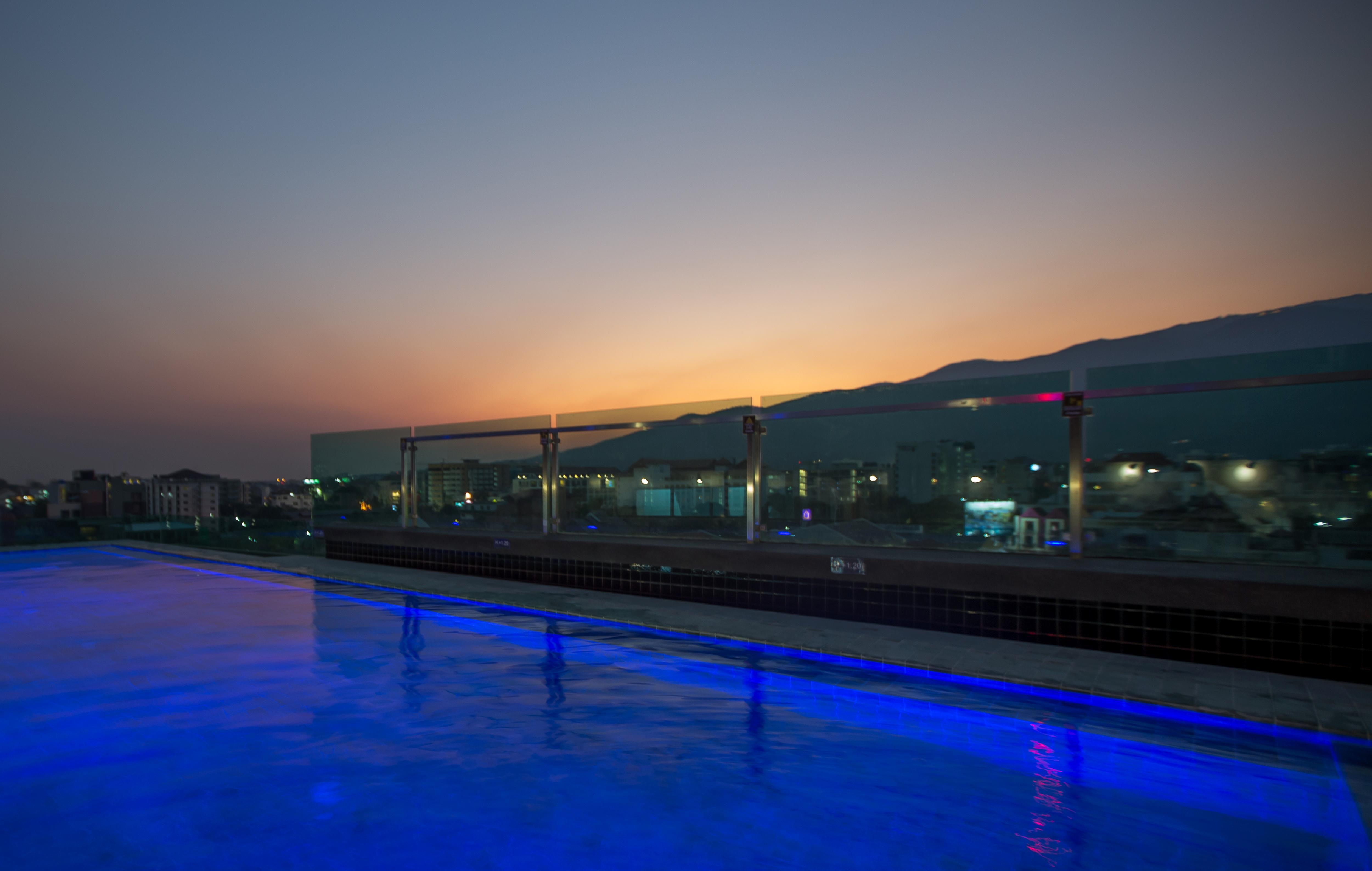 Art Mai Gallery Nimman Hotel Чиангмай Экстерьер фото The rooftop pool at the hotel