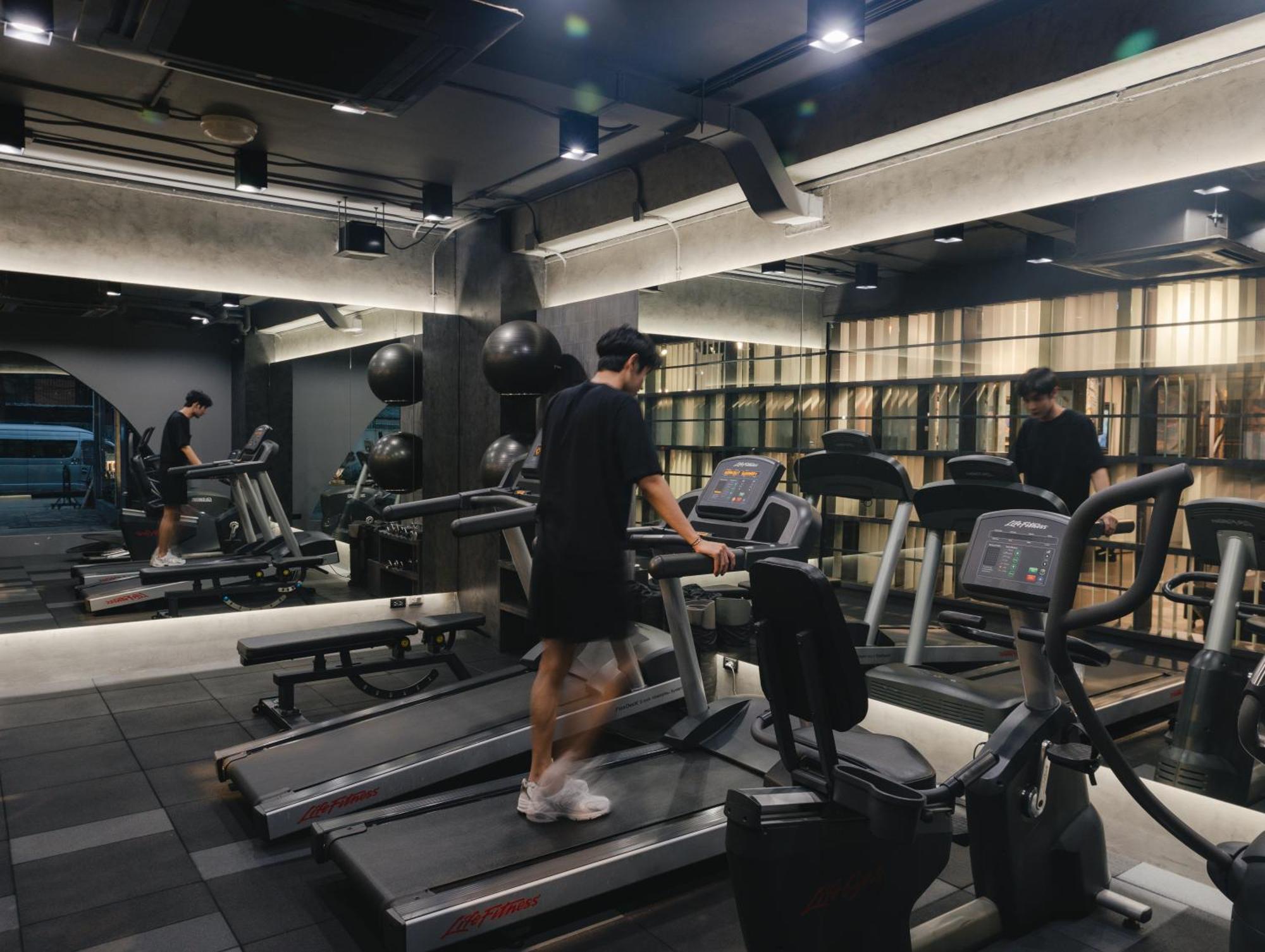 Art Mai Gallery Nimman Hotel Чиангмай Экстерьер фото A treadmill in a gym