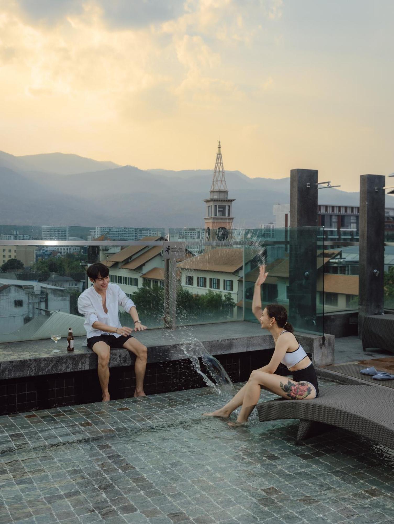 Art Mai Gallery Nimman Hotel Чиангмай Экстерьер фото Rooftop fountain in the hotel